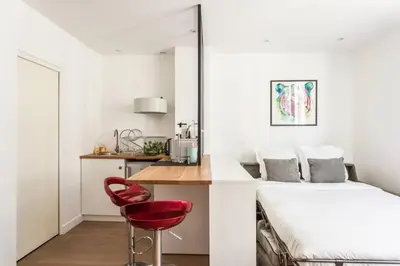 Cuisine ou kitchenette dans l'établissement Modern studio perfectly equipped and renovated