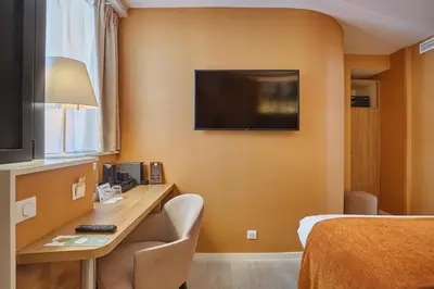 Télévision ou salle de divertissement dans l'établissement Jardins de Mademoiselle Hôtel & Spa
