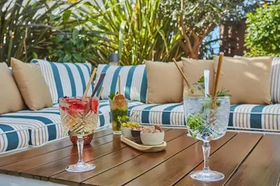 Coin salon dans l'établissement Jardins de Mademoiselle Hôtel & Spa