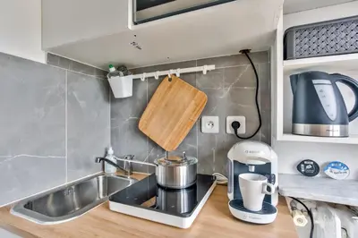 Cuisine ou kitchenette dans l'établissement Charming Studio - Palais de Congres