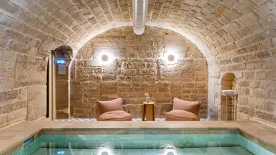 Piscine de l'établissement Le Petit Beaumarchais Hotel & Spa ou située à proximité