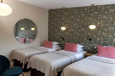 Un ou plusieurs lits dans un hébergement de l'établissement Le Petit Beaumarchais Hotel & Spa