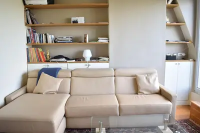 Coin salon dans l'établissement Fully Renovated Bright Studio With High View