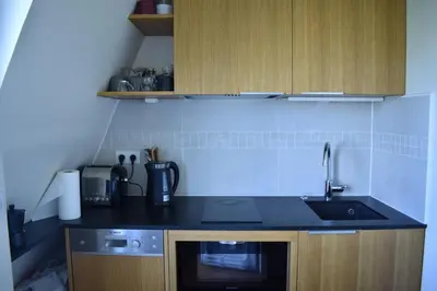 Cuisine ou kitchenette dans l'établissement Fully Renovated Bright Studio With High View