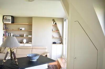 Coin salon dans l'établissement Fully Renovated Bright Studio With High View