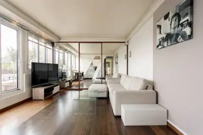 Télévision ou salle de divertissement dans l'établissement Appart Terrasse Vue Tour Eiffel