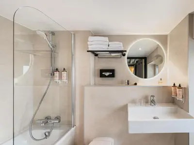 Salle de bains dans l'établissement Mercure Paris Opera Grands Boulevards