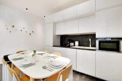 Cuisine ou kitchenette dans l'établissement Modern apartment - 1BR-6P - AC - Marais