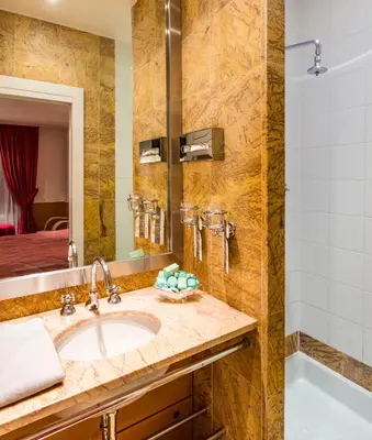 Salle de bains dans l'établissement Hôtel du Levant