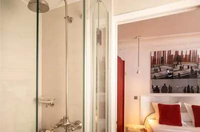 Salle de bains dans l'établissement Hôtel du Levant