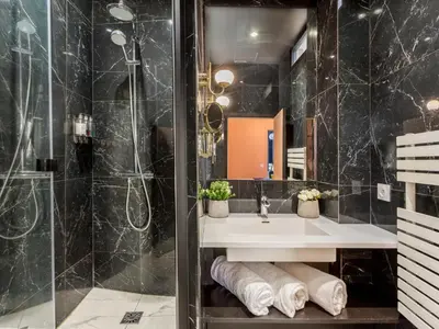Salle de bains dans l'établissement Merveil - Luxury Suite - Marais - Saint Denis I