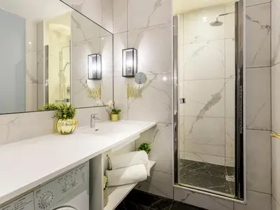Salle de bains dans l'établissement Merveil - Luxury Suite - Marais - Saint Denis I