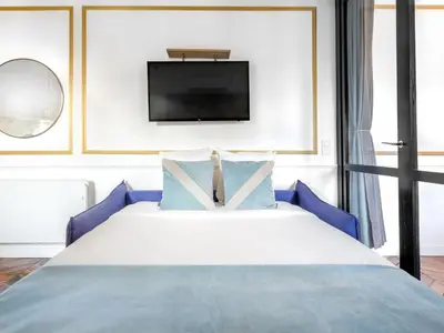 Un ou plusieurs lits dans un hébergement de l'établissement Merveil - Luxury Suite - Champs Elysees - Royale I