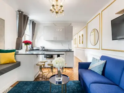 Télévision ou salle de divertissement dans l'établissement Merveil - Luxury Suite - Champs Elysees - Royale I