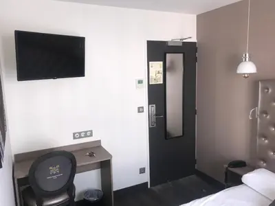 Télévision ou salle de divertissement dans l'établissement Hotel de Paris Montmartre
