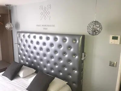 Un ou plusieurs lits dans un hébergement de l'établissement Hotel de Paris Montmartre