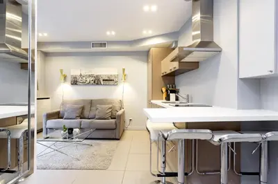 Cuisine ou kitchenette dans l'établissement Habitat Parisien - Appartement Opéra Galeries Lafayette