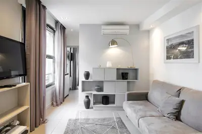 Télévision ou salle de divertissement dans l'établissement Habitat Parisien - Appartement Opéra Galeries Lafayette