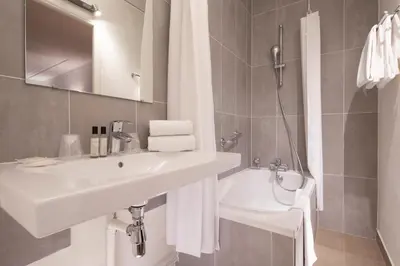 Salle de bains dans l'établissement Hôtel Londres Saint Honoré