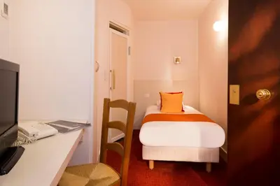 Un ou plusieurs lits dans un hébergement de l'établissement Hôtel Londres Saint Honoré