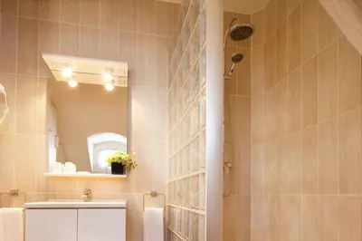Salle de bains dans l'établissement Hôtel Londres Saint Honoré