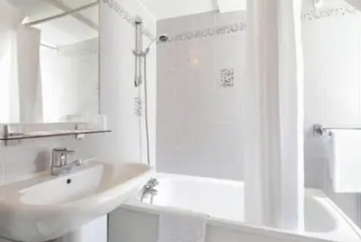 Salle de bains dans l'établissement Hôtel Saint Roch
