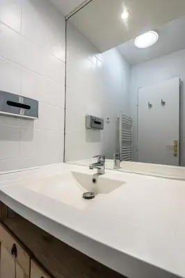Salle de bains dans l'établissement F3 Terrasse La défense