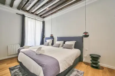 Un ou plusieurs lits dans un hébergement de l'établissement 69 - Authentic Parisian Home