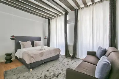 Un ou plusieurs lits dans un hébergement de l'établissement 69 - Authentic Parisian Home
