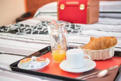 Options de petit-déjeuner proposées aux clients de l'établissement Hotel Pierre Nicole