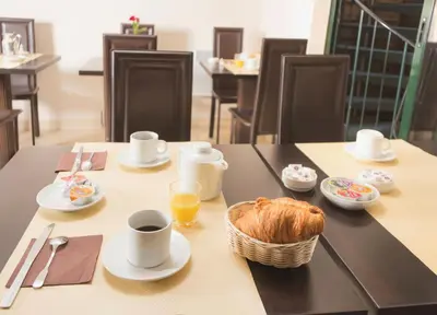Options de petit-déjeuner proposées aux clients de l'établissement Hotel Pierre Nicole