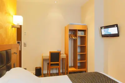 Télévision ou salle de divertissement dans l'établissement Hotel Bellevue Saint-Lazare