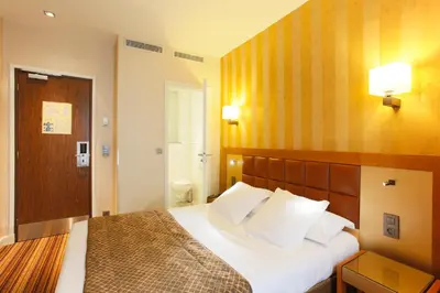 Un ou plusieurs lits dans un hébergement de l'établissement Hotel Bellevue Saint-Lazare