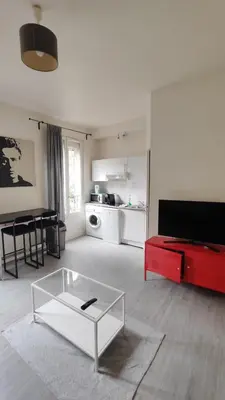 Télévision ou salle de divertissement dans l'établissement Charming Parisian studio!