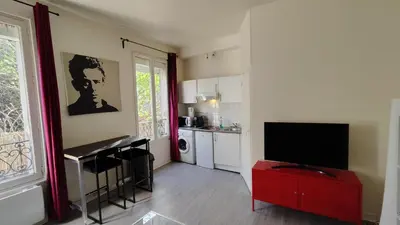 Télévision ou salle de divertissement dans l'établissement Comfy Parisian studio!