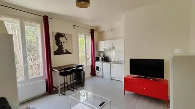 Télévision ou salle de divertissement dans l'établissement Comfy Parisian studio!