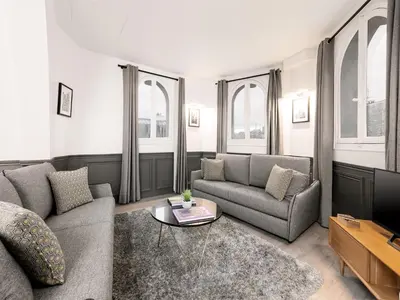 Coin salon dans l'établissement LivinParis - Luxury AC 2 & 3 Bedrooms Le Louvre