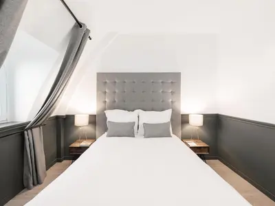 Un ou plusieurs lits dans un hébergement de l'établissement LivinParis - Luxury AC 2 & 3 Bedrooms Le Louvre