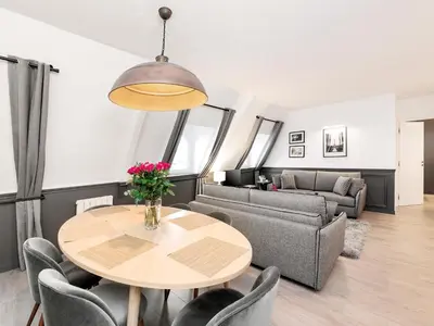Coin salon dans l'établissement LivinParis - Luxury AC 2 & 3 Bedrooms Le Louvre