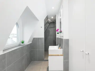 Salle de bains dans l'établissement LivinParis - Luxury AC 2 & 3 Bedrooms Le Louvre