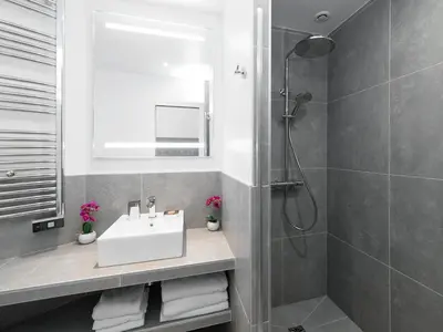 Salle de bains dans l'établissement LivinParis - Luxury AC 2 & 3 Bedrooms Le Louvre