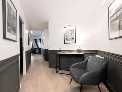 Coin salon dans l'établissement LivinParis - Luxury AC 2 & 3 Bedrooms Le Louvre