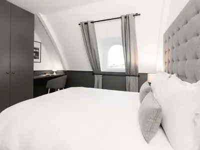 Un ou plusieurs lits dans un hébergement de l'établissement LivinParis - Luxury AC 2 & 3 Bedrooms Le Louvre