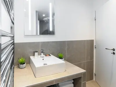 Salle de bains dans l'établissement LivinParis - Luxury AC 2 & 3 Bedrooms Le Louvre