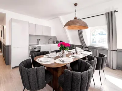 Cuisine ou kitchenette dans l'établissement LivinParis - Luxury AC 2 & 3 Bedrooms Le Louvre