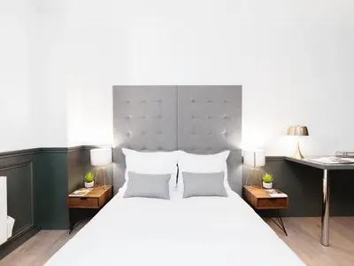 Un ou plusieurs lits dans un hébergement de l'établissement LivinParis - Luxury AC 3 Bedrooms République I