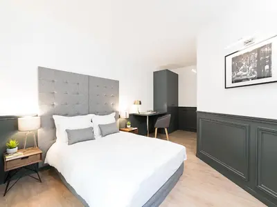 Un ou plusieurs lits dans un hébergement de l'établissement LivinParis - Luxury AC 3 Bedrooms République I