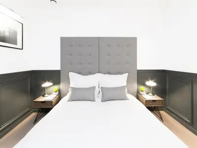 Un ou plusieurs lits dans un hébergement de l'établissement LivinParis - Luxury AC 3 Bedrooms République I