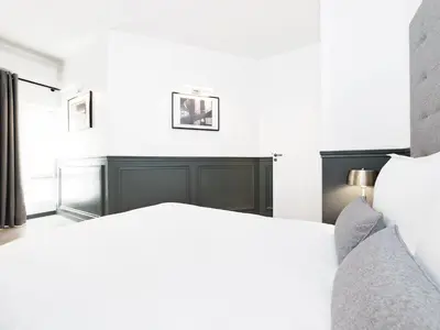 Un ou plusieurs lits dans un hébergement de l'établissement LivinParis - Luxury AC 3 Bedrooms République I