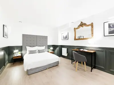 Un ou plusieurs lits dans un hébergement de l'établissement LivinParis - Luxury AC 3 Bedrooms République I